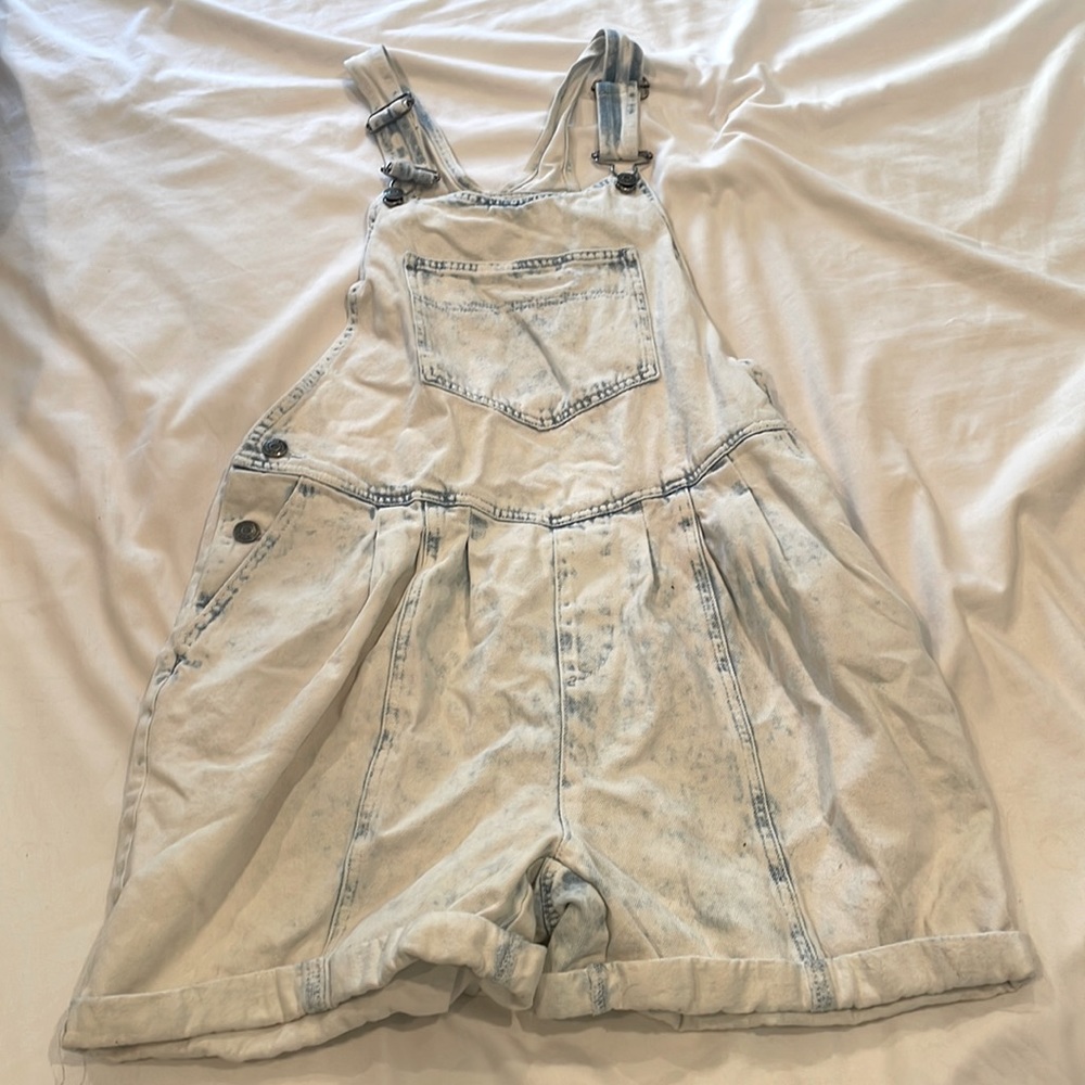 Buckle up overalls. Acid wash. Boho overalls with pockets. Oversized size small
